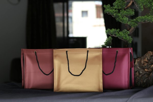 Must-have fashion fixes: essential items to pack in your handbag for style emergencies